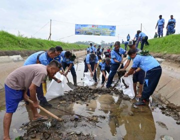 Bakti Teritorial Prima Lanud J.B. Soedirman Bersihkan Saluran Irigasi Banjar Cahyana 
