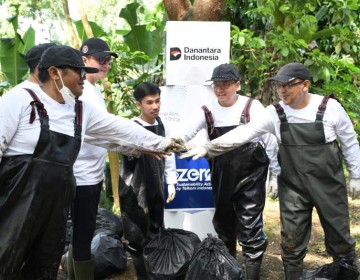 Telkom Gandeng Pandawara Dalam Aksi River Clean Up di Sungai Cioray Bandung