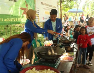 Mahasiswa UPER Diversifikasi Olahan Singkong, Dongkrak Ekonomi Desa Barengkok