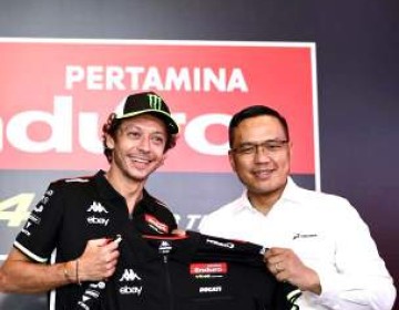 Sambut Gelaran MotoGP 2025, Valentino Rossi Kunjungi Pertamina Luncurkan Motor Livery Indonesia