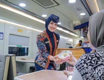 Hari Batik Nasional 2025: KAI Rajut Identitas Bangsa Lewat Batik di Setiap Perjalanan
