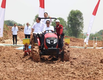 Mentan Amran Dampingi Wapres Gibran Tanam Jagung  Serentak di Banten