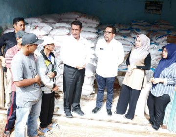 Mentan Amran dan KSP Qodari Sidak Kios Pupuk, Petani Tersenyum Harga Pupuk Turun