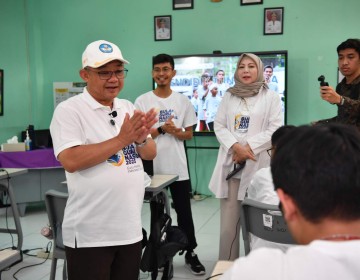 Mendikdasmen Takjub Saksikan Pemanfaatan Papan Interaktif Digital bagi Murid Tunanetra di Jakarta