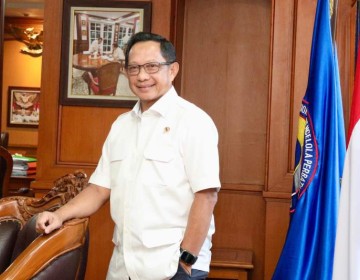 Dinilai Berhasil Dorong Pertumbuhan dan Stabilitas Ekonomi Daerah, Mendagri Terima Penghargaan dari Detikcom