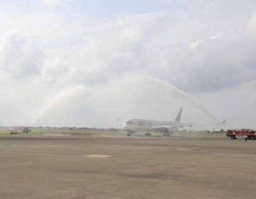 Tradisi Water Salute Sambut Pesawat Delegasi G20 di Bandara Soekarno-Hatta