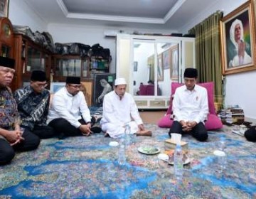 Presiden Jokowi Takziah ke Rumah Duka Almarhumah Syarifah Salma Istri Habib Luthfi bin Yahya