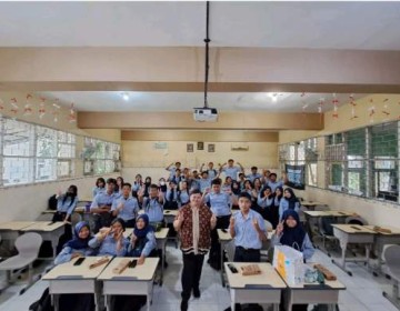 Bersama SMA Negeri 10 Malang, Tim PkM Prodi HI UB Latih Siswa Proaktif Hadapi Tantangan Global