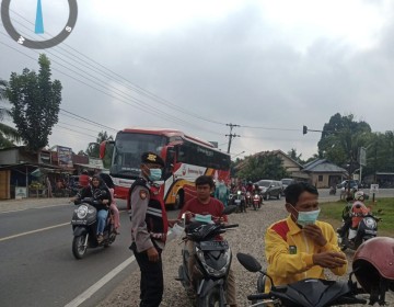 Polusi Udara Memburuk, Polsek Tebo Tengah Inisiatif Bagi-bagi Masker Gratis