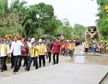 Menteri Basuki Dampingi Presiden Jokowi Tinjau Pelaksanaan Inpres Jalan Daerah di Kawasan Penyangga IKN Nusantara