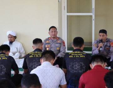 Tingkatkan Iman dan Taqwa, Kapolres Kolaka Utara dan Personel Ikuti Binrohtal di Masjid Hadiqatul Jannah 