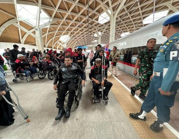 Peringati Hari Disabilitas Internasional, KCIC Fasilitasi Komunitas Disabilitas Naik Kereta Cepat Whoosh