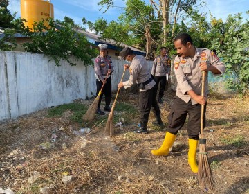 Bersihkan Sampah di Area Pasar Danga, Wakapolres Nagekeo: Tanggung Jawab Bersama