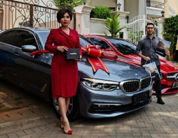 Menang Kasus Investasi Bodong, Advokat Cantik Natalia Rusli Dihadiahi Mobil Mewah Oleh Klien