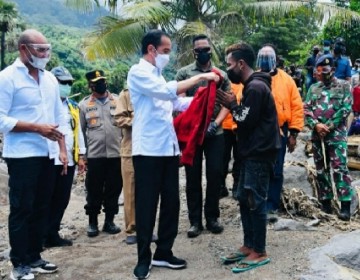 Kunjungi NTT, Presiden Jokowi Pastikan Kebutuhan para Pengungsi Tercukupi