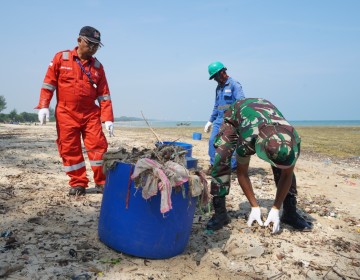 Hari Peduli Sampah Nasional 2024, Pertamina Gelar Coastal Clean Up dan Bina Posyandu di Tuban