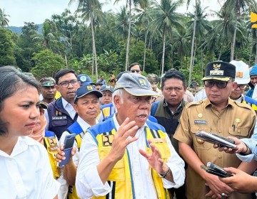 Menteri Basuki Tinjau Pasca Banjir di Rua Ternate:  PUPR Akan Bangun 20 Sabo Dam