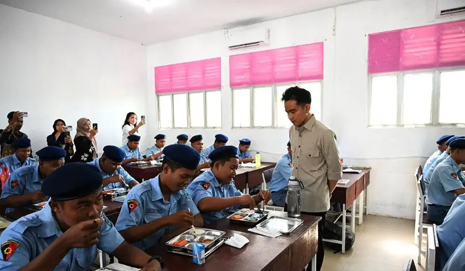 Wapres Gibran dan Istri Tinjau Pelaksanaan MBG di Kepulauan Riau