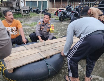 Gerak Cepat Personel Polres Bungo Evakuasi Korban Banjir di Kecamatan Muko Muko Bathin VII