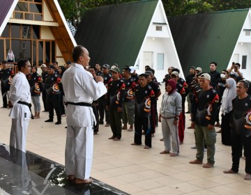 Tanamkan Jiwa kedisiplinan, Pj. Gubernur Sulbar Prof Zudan Latih ASN Karate