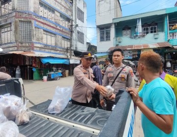 Satu Hari Satu Kebaikan, Polisi Bagikan Nasi Bungkus di Tanjab Barat