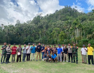 Tempuh Jarak 60 KM, Kapolres Nagekeo Serahkan Bansos Presiden Jokowi di Kecamatan Keo Tengah