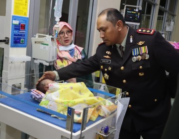 Bhabinkamtibmas Polres Ngawi Selamatkan Bayi Perempuan di Pinggir Jalan 