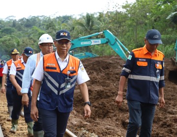 Pastikan Normalisasi Jalur KA, Dirut KAI Tinjau Penanganan Jalur Terdampak Longsor di Karanggandul-Karangsari