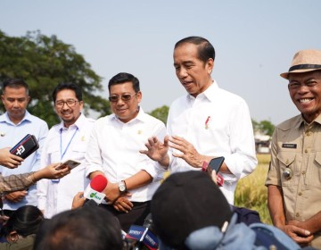 Gerak Cepat Amankan Produksi, Plt Mentan Dampingi Presiden Jokowi Panen Padi di Sukamandi