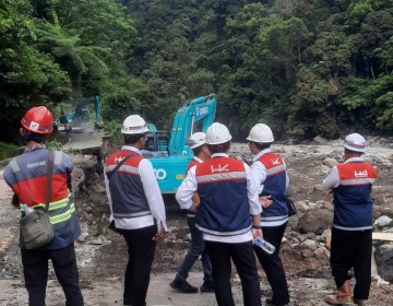 Hutama Karya Group Gerak Cepat Salurkan Bantuan Korban Banjir dan Tanah Longsor di Sumatra Barat