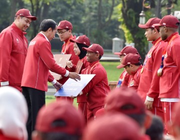 Jokowi Serahkan Bonus Total Rp320,5 Miliar bagi Atlet ASEAN Para Games 2023