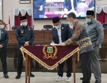 Perda Covid-19 Disahkan,  Wagub Banten: Ini Landasan Hukum untuk Penegakkan Prokes