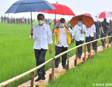 Menteri Basuki Dampingi Presiden Joko Widodo Tinjau Infrastruktur Irigasi Food Estate Kabupaten Sumba Tengah, NTT