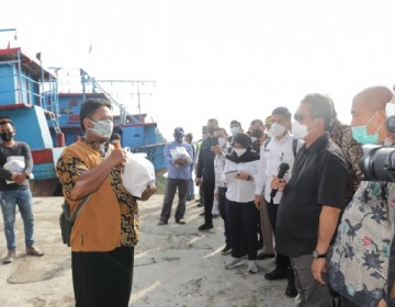 Menteri Trenggono Serap Aspirasi Nelayan di Pelabuhan Perikanan Kejawanan