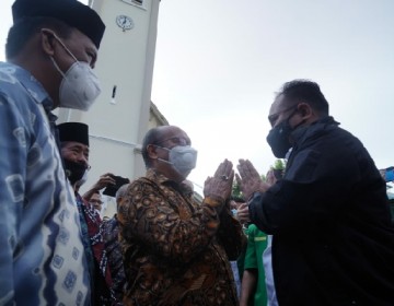 Kunjungi Gereja Katedral Makassar, Menag Yaqut: Kita Lawan Teror