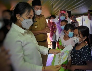 Kunjungi Lokasi Terdampak Bencana di Jawa Timur, Menteri Bintang : Perempuan dan Anak Perlu Keterampilan Mitigasi