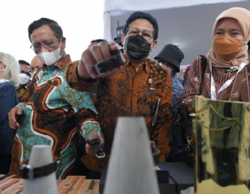 Hadiri Festival Joglosemar, Gus Menteri Beli Jam Tangan Kayu