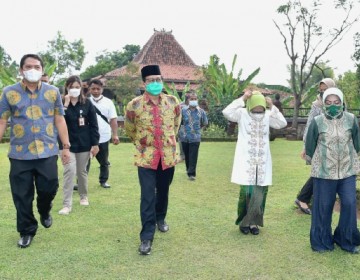 Gus Menteri Sempatkan Kunjungi Candi Rimbi di Jombang 