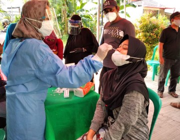 Tekan Kasus Covid 19, Bunda Ermi Lakukan Tes Swab Masal di Perum Alamanda Regency Bekasi