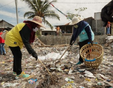 Tim Apkasi, Apeksi dan Systemiq Serahkan Modul Panduan Penerapan BLUD Persampahan  ke Kemendagri