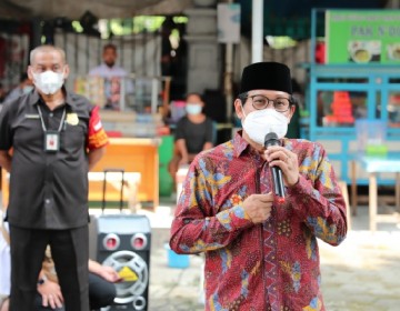 Gus Halim Serahkan Sapi Qurban ke Takmir Masjid Al-Muhajirin