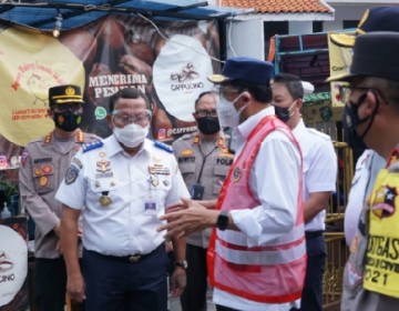 Kemenhub Berikan Bantuan Sembako Kepada Pengemudi Ojek Online