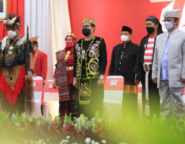 Berpakaian Adat Dayak, Halim Iskandar Hadiri Upacara HUT Kemerdekaan Secara Virtual