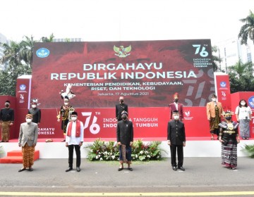 Mendikbudristek Ikuti Upacara Peringatan Detik-Detik Proklamasi ke-76 RI di Halaman Kantor Kemendikbudristek