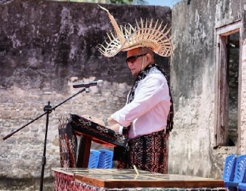 Seorang Ayah Keliling Cari  Seragam Sekolah Bekas untuk Anaknya, Ketua DPD RI Minta Senator Banten Bergerak Cepat