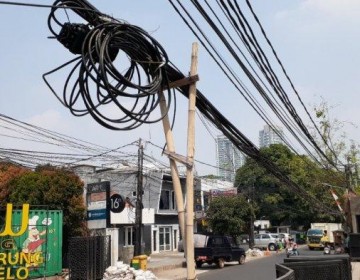 Bersilat Kabel di Langit Jakarta