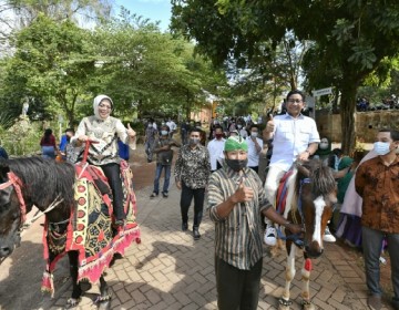 Tunggangi Kuda, Gus Menteri Nikmati Keindahan Desa Wisata Alam Gosari di Gresik