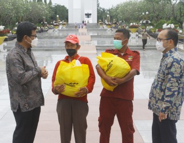 Sambut Hari Pahlawan, Mandiri Salurkan Bantuan kepada Petugas Taman Makam Pahlawan