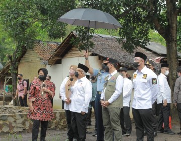 Wagub Andika Dampingi Wapres Ma’ruf Amin Tinjau Korban Gempa Pandeglang