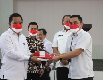 Dirjen Politik dan PUM Serahkan Bendera Merah Putih Secara Simbolis kepada Perwakilan Tim Pencanangan Gerakan 10 Juta Bendera Merah Putih